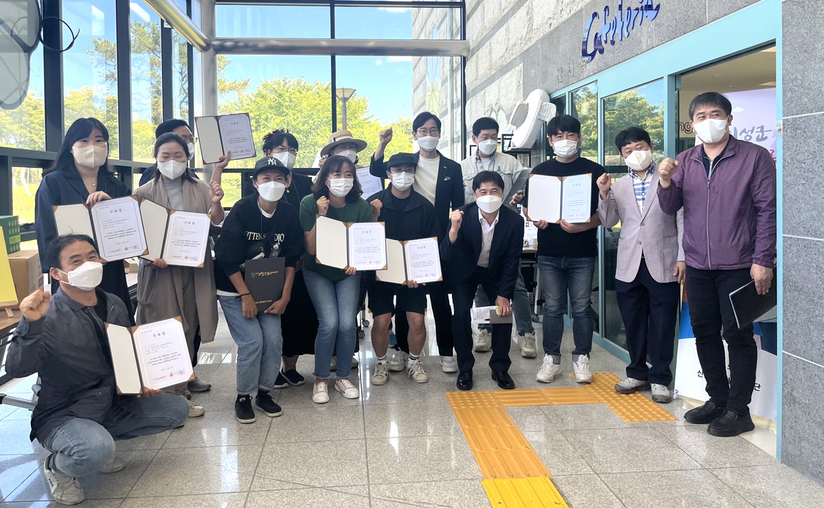 의성군 액션그룹 포장디자인 교육과정에 참여한 교육생들이 수료후 기념사진을 찍고 있다. (의성군 제공
