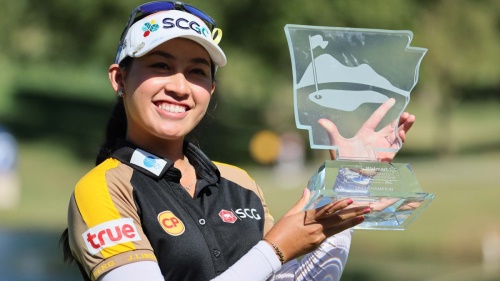 우승 트로피를 들고 웃고 있는 아타야 티티쿨. [사진=LPGA]