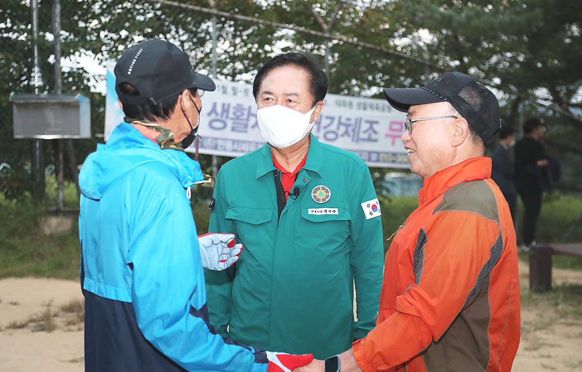 권기창 안동시장(가운데)이 태화봉 등산로를 찾아 시민들과 소통하고 있다.(안동시)
