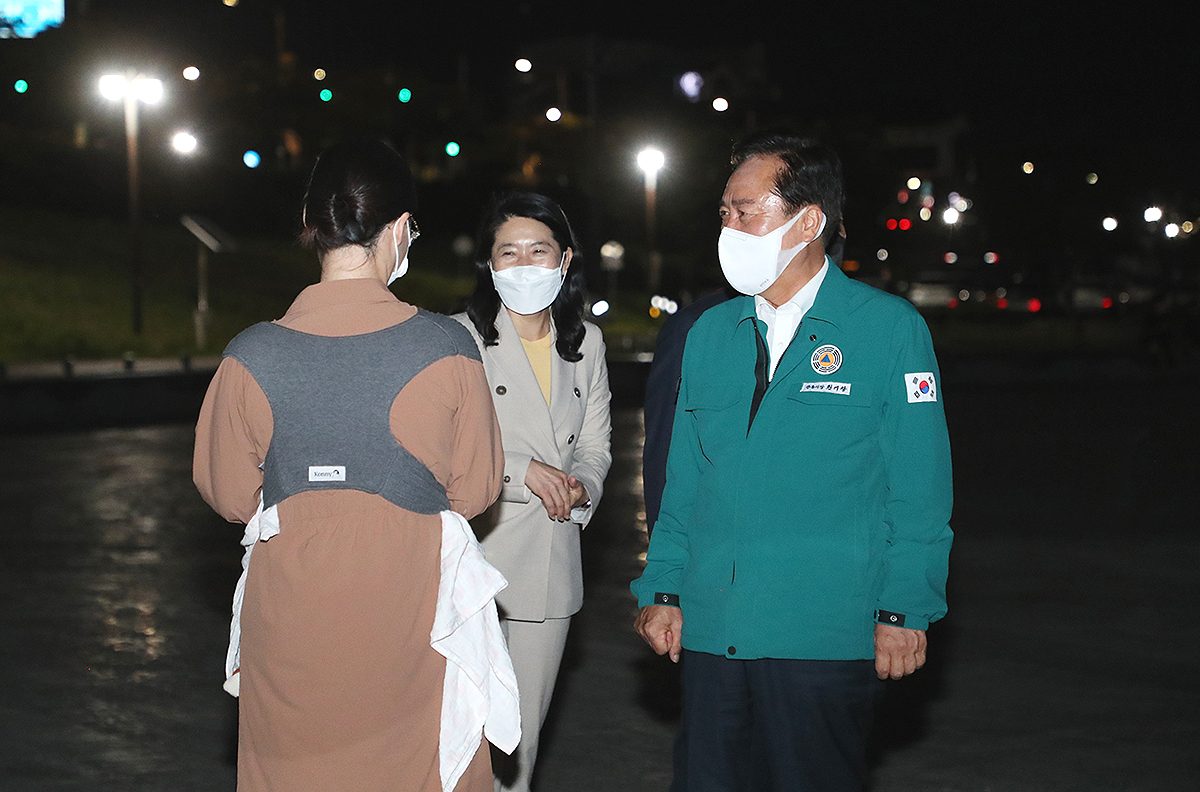 권기창 안동시장이 밤낮없이 현장에서    시민들과 소통을 이어가고있다(안동시 제공)