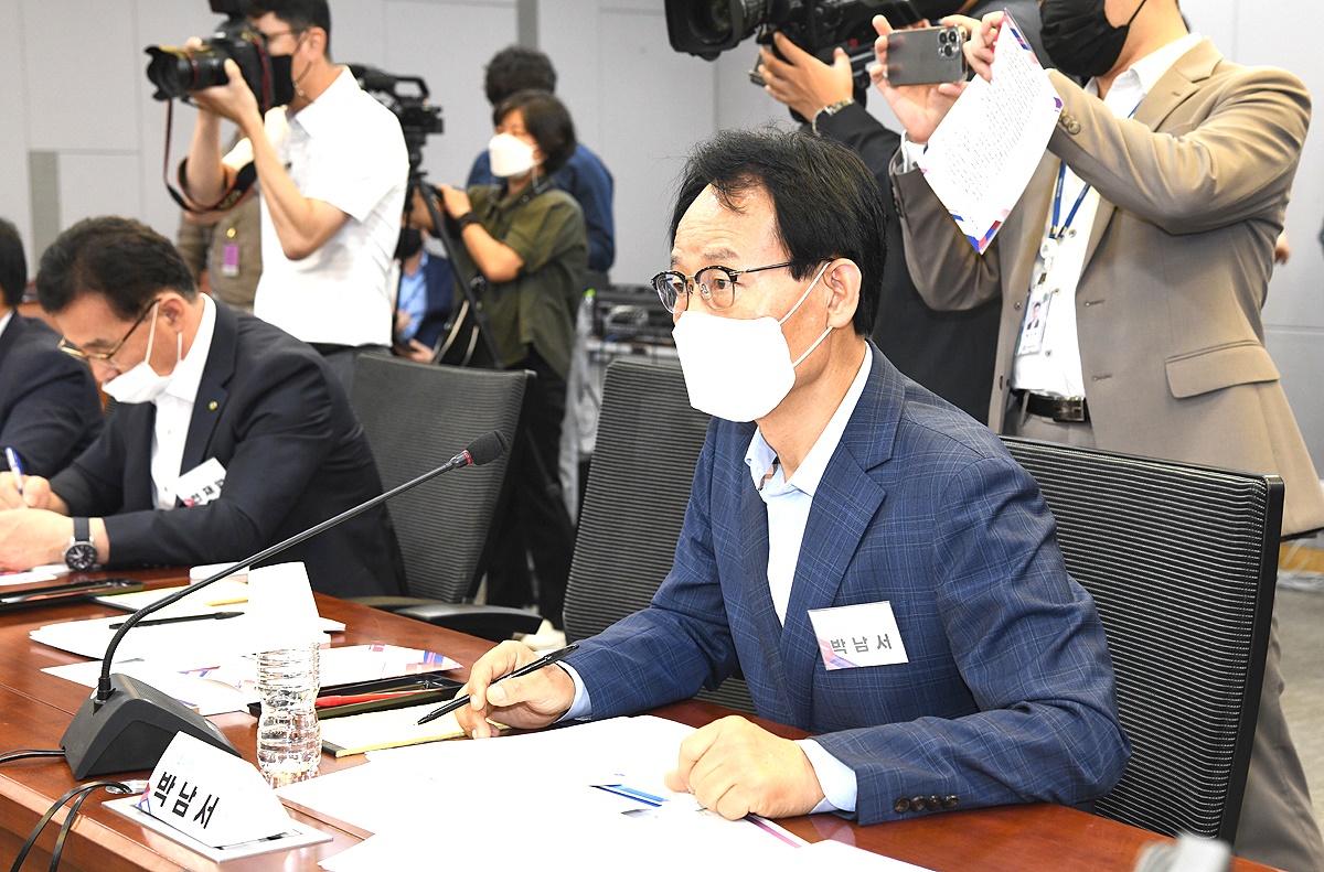 박남서 경북 영주시장이  26일 국회에서 열린 중부권 동서횡단철도 건설을 위한 13개 지자체 연석회의에서 발언하고 있다(영주시 제공)