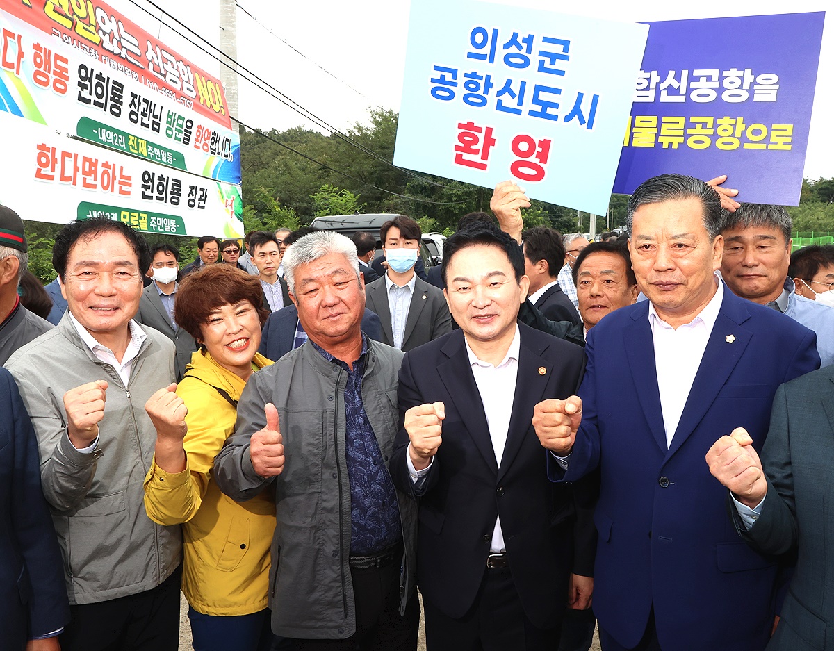 원희룡 국토교통부 장관(오른쪽 두번째)이 26일 대구경북통합신공항 공동 이전지 중 하나인 군위군 소보면을 방문했다(의성군 제공)