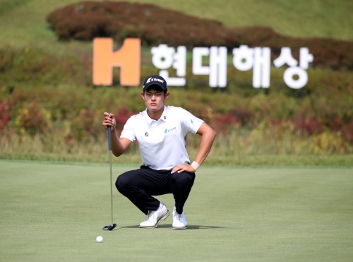 16번 홀에서 퍼팅 라인을 읽고 있는 장희민. [사진=KPGA]