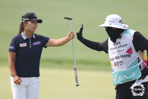 6번 홀 버디 후 캐디와 기쁨을 나누는 홍정민. [사진=KLPGA]