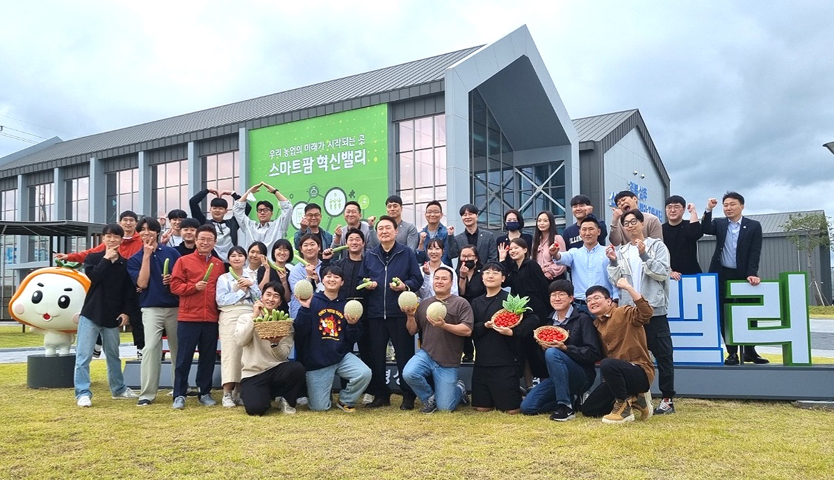 윤석열 대통령이 상주 상주 스마트팜 혁신밸리를 방문해 청년창업보육생들과 기념사진을 찍고 있다(상주시 제공)