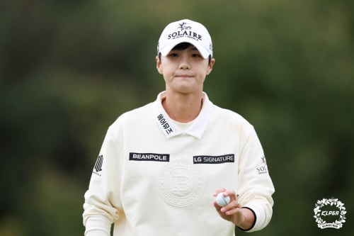 대회 첫날 구름 갤러리를 몰고 다니며 여전한 인기를 과시한 박성현. [사진=KLPGA]