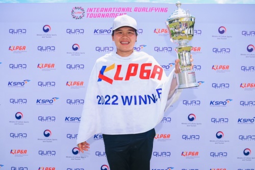 우승 트로피를 들고 포즈를 취한 쿠스마 미차이. [사진=KLPGA]