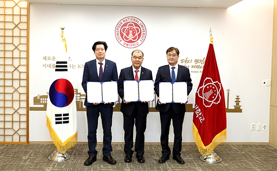 경북도와 울진군 경북대 관계자들이 11일 경북대에서 수소 전문인력 양성 및 울진 원자력수소 국가산업단지 유치 협력을 위한 업무협약을 체결하고 있다. (울진군 제공)