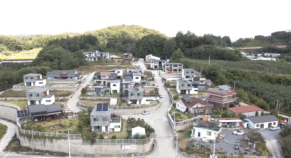 영주시 안정면 전원마을 에 신재생에너지 융복합사업으로 지붕마다 태양광 발전시설이  설치됐다(영주시 제공)