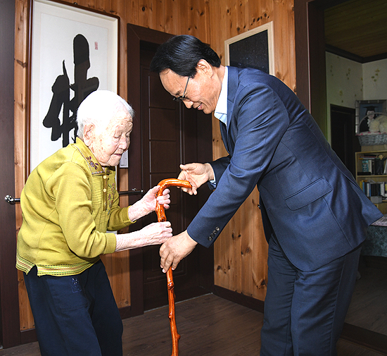 박남서 영주시장이 100세를 맞은 어르신께 건강과 장수를 상징하는 청려장(장수지팡이)과 윤석열 대통령 축하 서한을 전달하고 있다(영주시 제공)