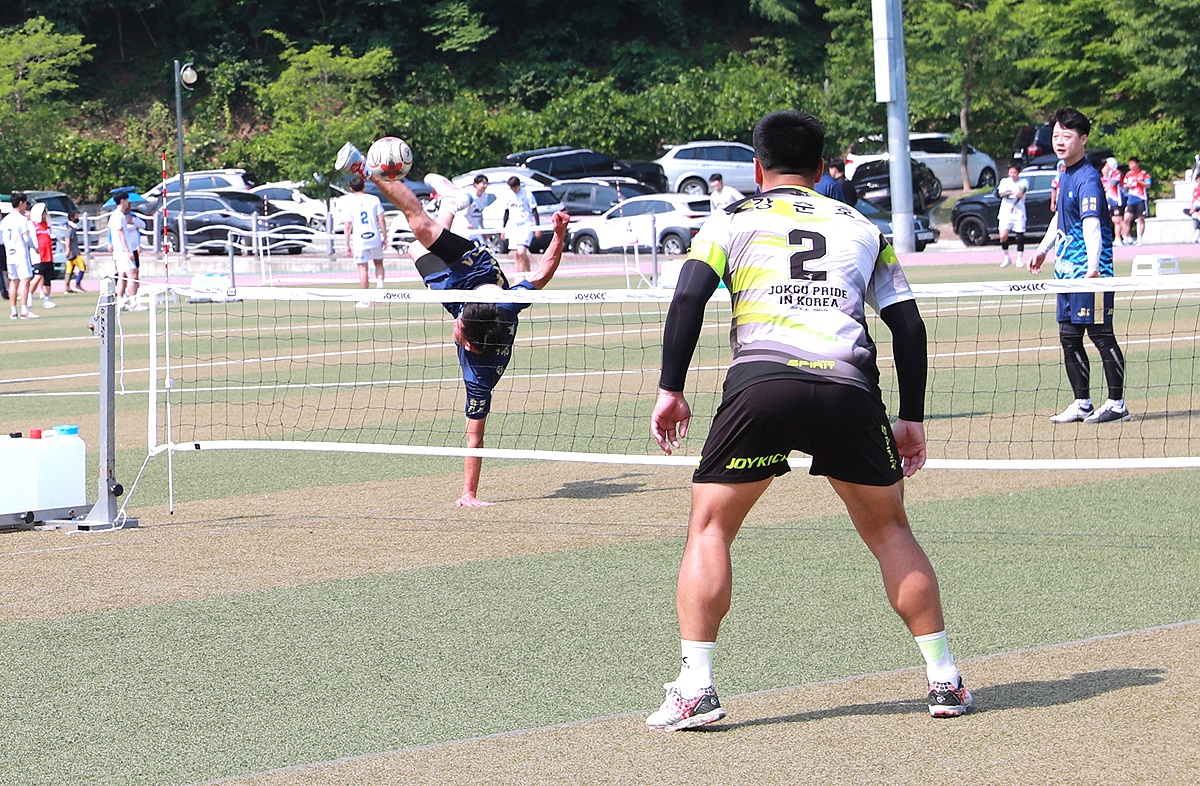 15~16일 울진종합운동장 보조경기장에서 '2022 전국생활체육대축전 족구대회'가 열린다.사진은 지난 6월 울진에서 열린 대한체육회장배 족구대회 모습. (울진군 제공)