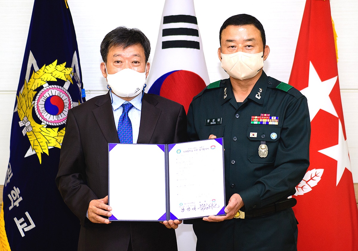 남한권 울릉군수와 방성대 육군3사관학교 교장이 업무협약에 서명한뒤  기념사진을 찍고 있다.(울릉군 제공)