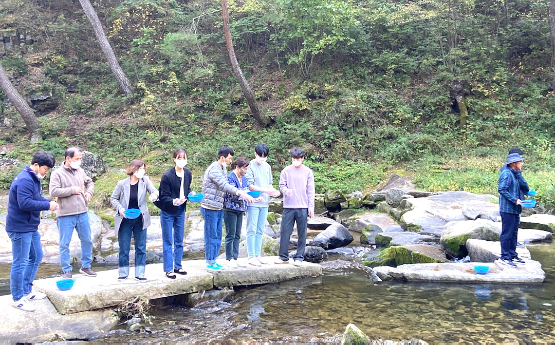 경북 봉화군이 낙동강, 내성천, 운곡천, 재산천, 석천계곡 등 주요하천에 다슬기 치패를 방류하는  행사를 가졌다(봉화군 제공)