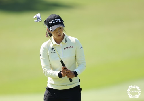 샷 이글을 앞세워 선두에 오른 임진희. [사진=KLPGA]