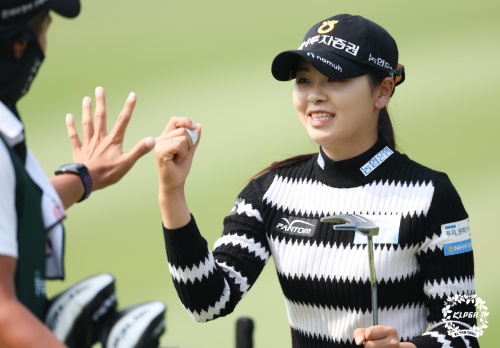 4번 홀서 버디를 잡고 캐디와 기쁨을 나누는 이가영. [사진=KLPGA]