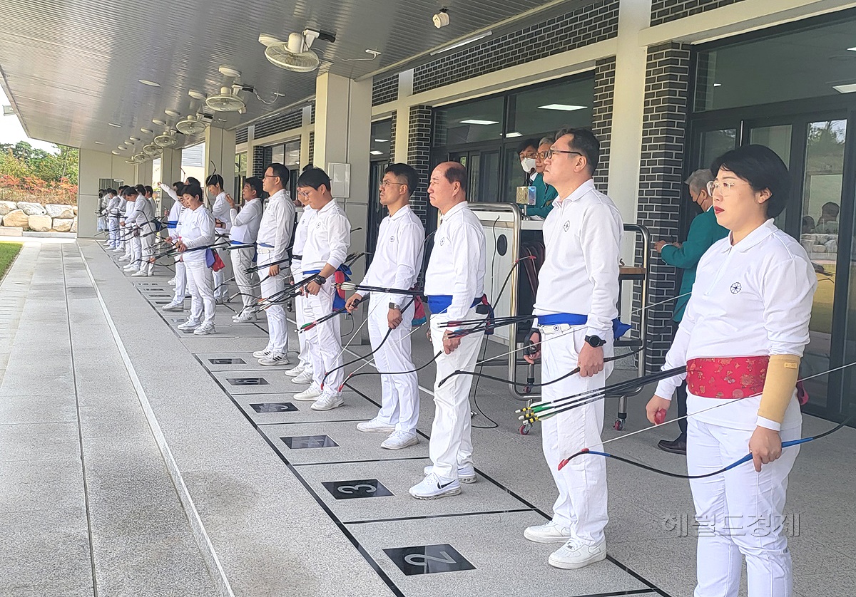 경북 시.군 궁사들이 사대에서 차례를 기다리고 있다(김성권 기자)