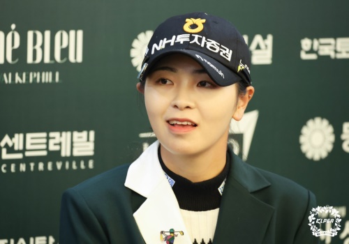 우승 인터뷰 도중 기자의 질문을 받고 있는 이가영. [사진=KLPGA]