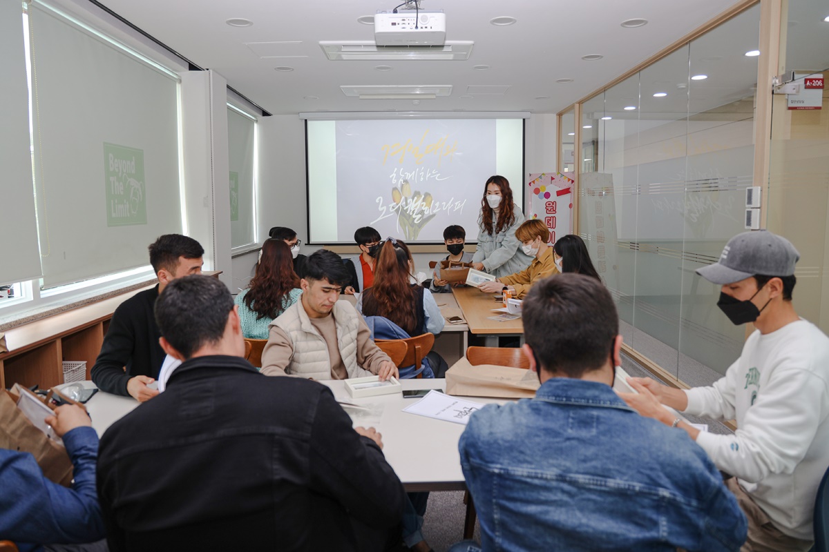 경일대 학생상담센터는 지난 12일 유학생을 위한 한글 캘리그라피 원데이클래스를 진행했다.[경일대 제공]