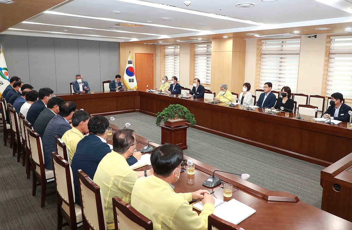 예천군은  간부회의 진행 방식을 간소화하고 토론 형식으로 개선한다. 사진은 매주 월요일 열리는 간부회의 모습(예천군 제공)