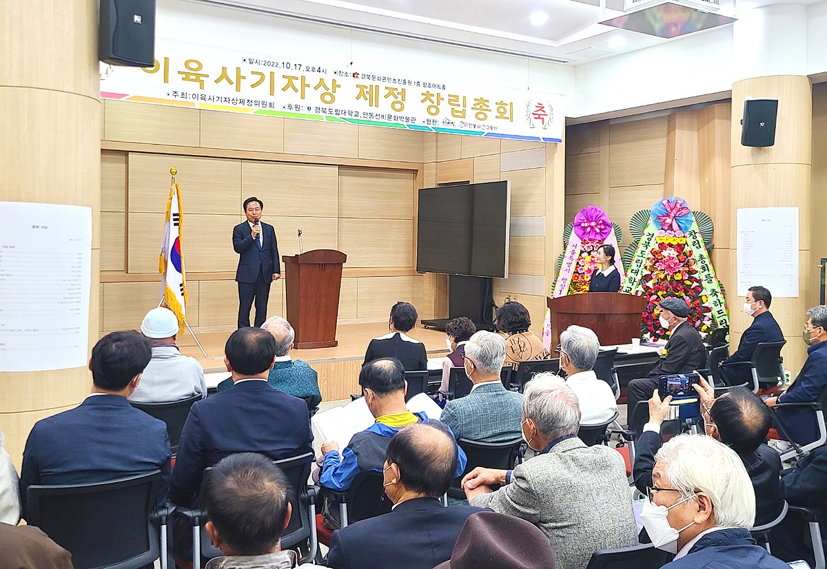 권기창 안동시장이 기자상 제정 축하  인사를 하고 있다(안동시 제공)