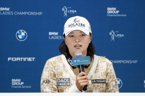 공식 기자회견 도중 손목 상태를 설명하고 있는 고진영. [사진=bmw코리아]