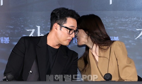 배우 소지섭, 김윤진/사진=민선유 기자