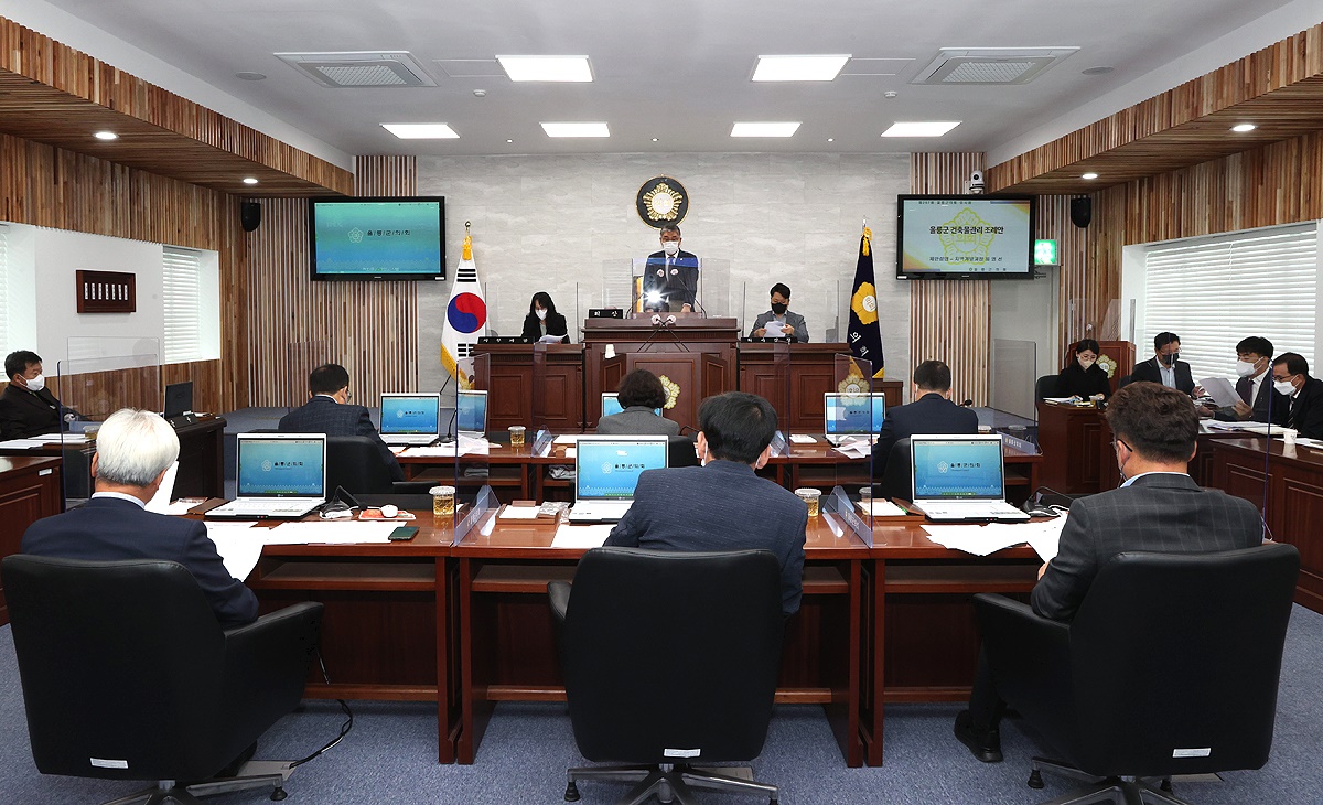 울릉군 의회가 18일~26일까지 9일간의 일정으로 제267회 임시회에 돌입했다. 사진은 공경식 의장이 각종 조례안을 상정하고 있다(울릉군 의회 제공)