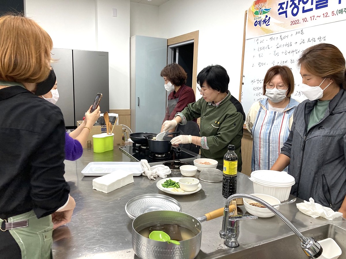 예천군이  농촌문화교육 야간반을  운영한다.사진은 12월5일 까지 진행되는 반찬만들기 과정모습(예천군 제공)