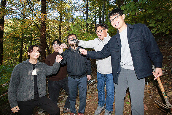풍기인삼엑스포 연계 행사로 열린 산양삼 담금주 체험행사에  관광객들이 참여하고 있다. (영주시제공)