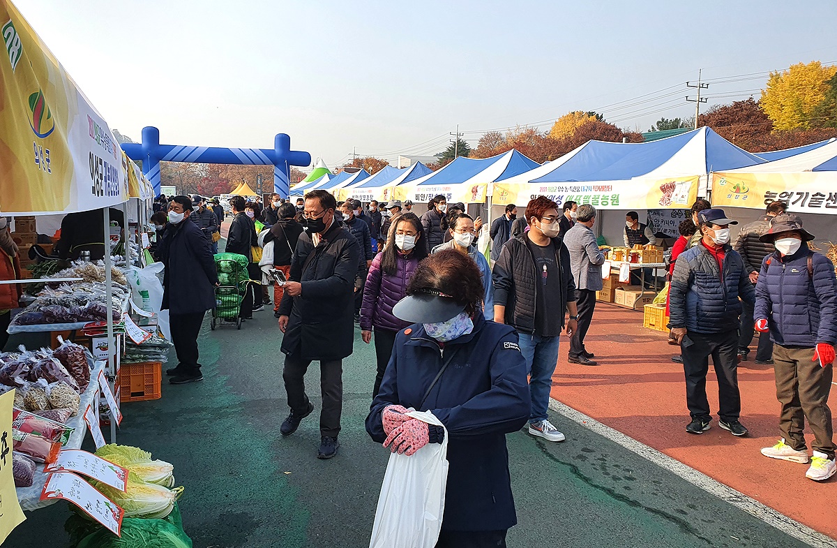 대구 두류공원 인라인스케이트장에서 열리는 의성군 우수 농·특산품 대구시 직거래장터 모습(의성군 제공)