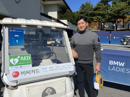 자동심장충격기인 '하트 사인'을 들고 대기중인 이정훈 위코멧 대표.