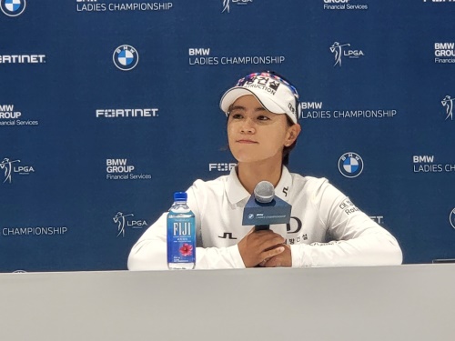 홀인원 상황에 대해 인터뷰 중인 최나연.