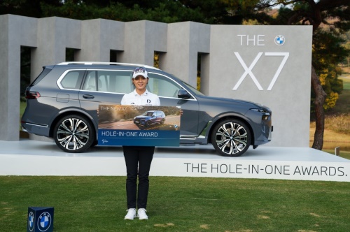 12번 홀에서 홀인원을 기록해 BMW 뉴 X7을 받게 된 최나연. [사진=BMW코리아]