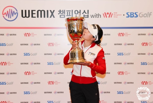 우승 트로피에 입맞추는 유효주. [사진=KLPGA]
