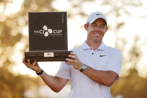 우승 트로피를 들고 포즈를 취한 로리 매킬로이. [사진=Getty Image for THE CJ CUP]