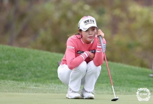 퍼팅 라인을 살피고 있는 현세린. [사진=KLPGA]
