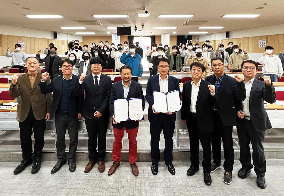 안동대와 (주)포스코플랜텍이  지역발전 위한 업무협약 체결한후 기념사진을 찍고 있다(안동시 제공)