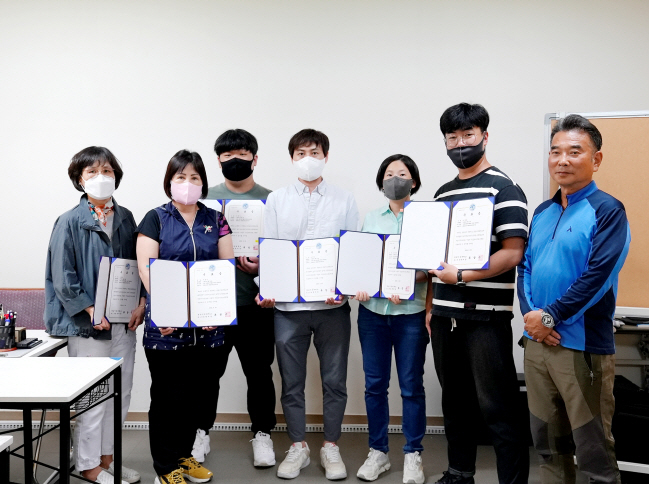 미래형 모빌리티 드론 전문가 양성 교육에 참가한 수강생들이 수료증을 들고 기념사진을 촬영하고 있다[영남이공대 제공]