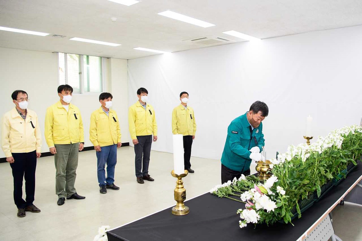 남한권 울릉릉군수와 김규율 부군수등 간부공무원이 울릉한마음회관 1층에   마련된 '이태원 사고 사망자 합동분향소'에서 분향하고 있다.(울릉군 제공)