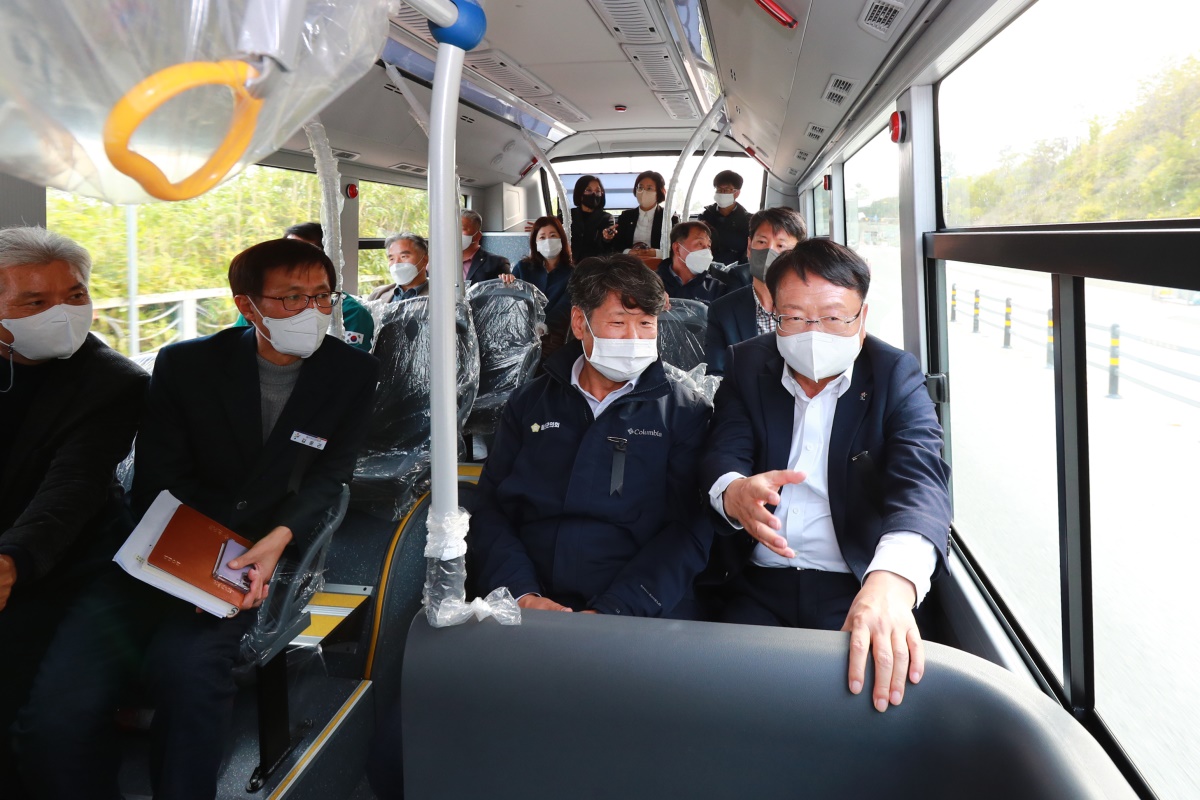 손병복 울진군수등 관계자들이 전기 저상버스에 탐승해 사전 운행구간에 문제점 등을 점검하고 있다(울진군 제공)