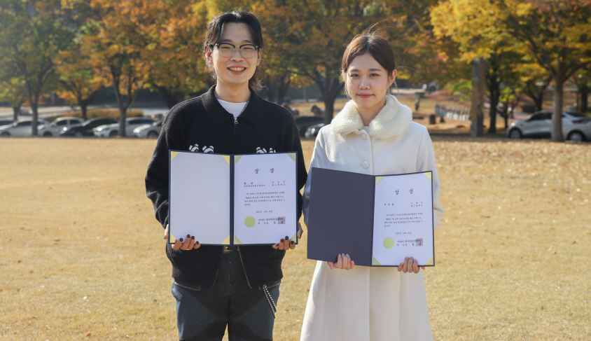 2022년 국제 디지털 패션 콘테스트에서 대상을 받은 김상진 학생(왼쪽)과 우수상을 받은 신예림 학생.[대구대 제공]