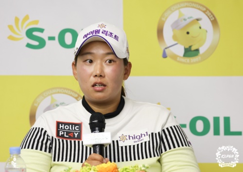2라운드를 공동 선두로 마친 뒤 인터뷰에 나선 나희원.[사진=KLPGA]