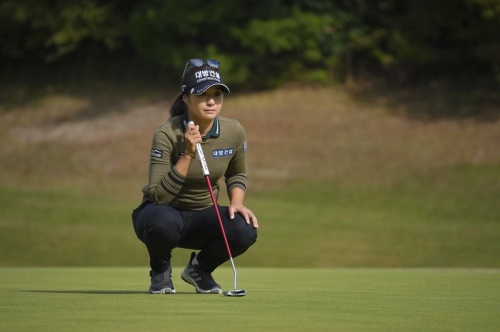 3라운드 도중 그린에서 퍼팅 라인을 읽고 있는 이정은6. [사진=LPGA]