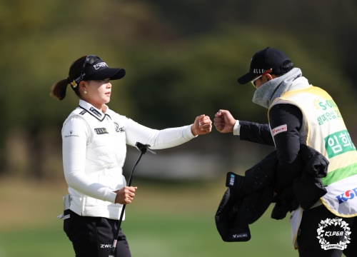 1번 홀서 버디를 잡고 캐디와 기쁨을 나누고 있는 임희정. [사진=KLPGA]