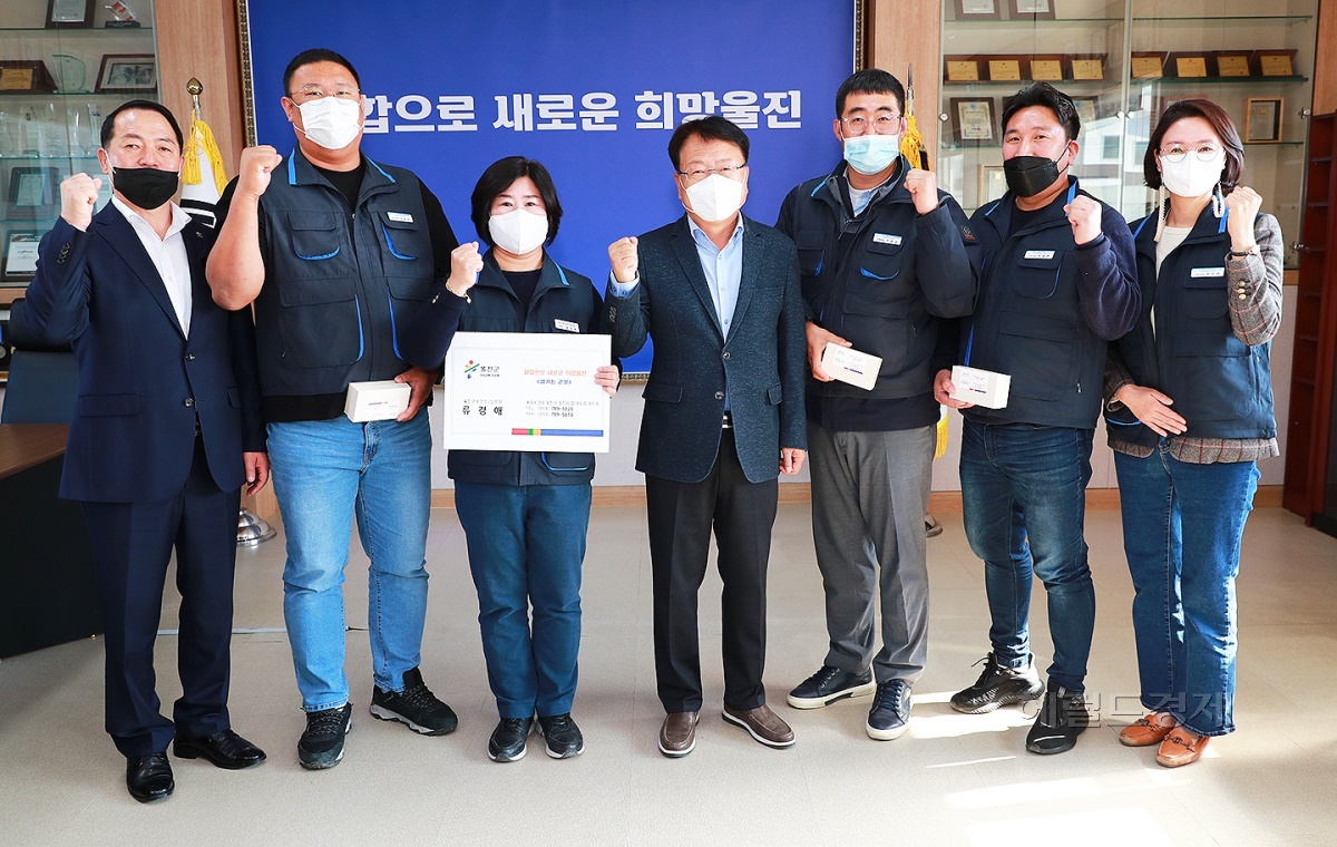 손병복(가운데)울진군수가 공무직 근로자들을 대상으로  명함을 제작해 전달식을 갖고 파이팅을 외치고 있다(울진군 제공)
