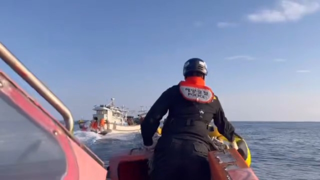 해경의  수차례 정선명령에 불응하고  도주한   A호(울진해경 제공)