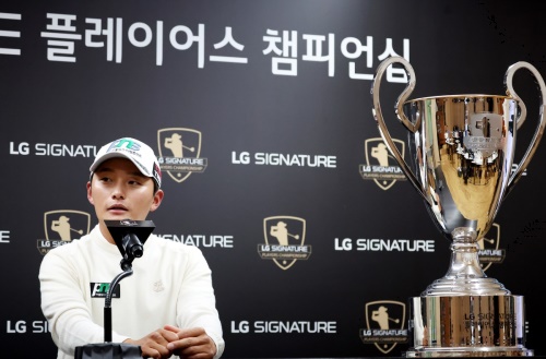 프레스룸에서 우승 인터뷰 중인 김영수. [사진=KPGA]