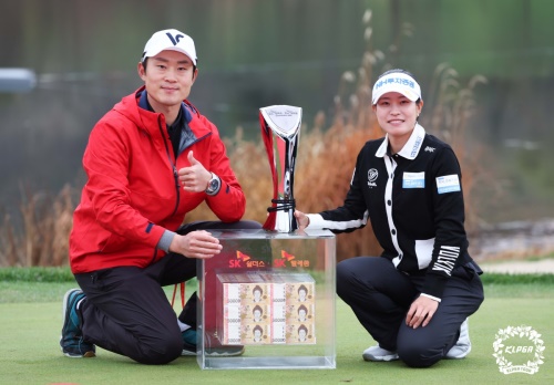 우승을 합작한 캐디와 함께 포즈를 취한 박민지. [사진=KLPGA]