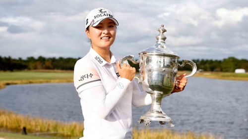 일년 전 CME그룹 투어챔피언십에서 우승 트로피를 들고 포즈를 취한 고진영. [사진=LPGA]