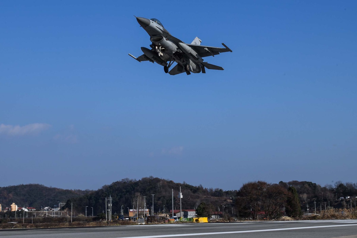 한국 공군의 KF-16 전투기가  한미 연합 비상활주로 접근훈련을 위해 경북  영주 비상활주로에 낮은 고도로 접근하고 있다(공작사 제공)